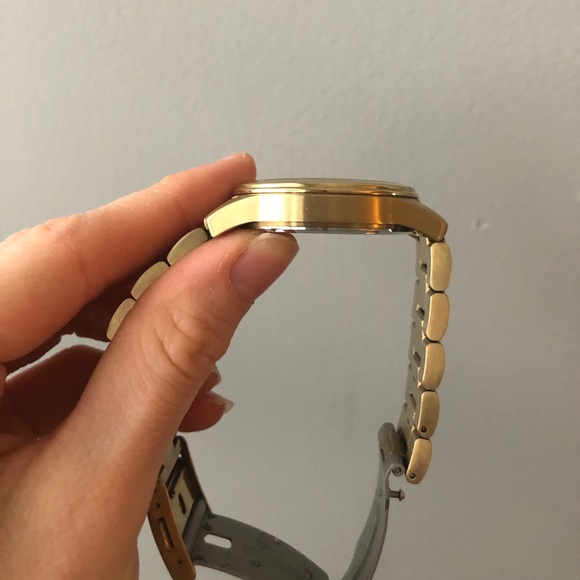 Gold Guess watch - Picture 5 of 6